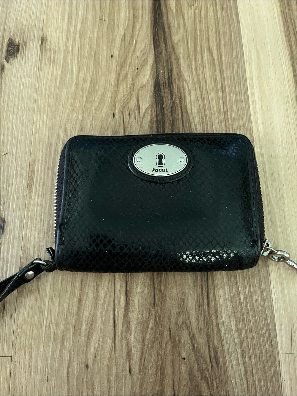 Fossil Wallet Leather Black Snakeskin Finish Zip Around Key Charm Wristlet